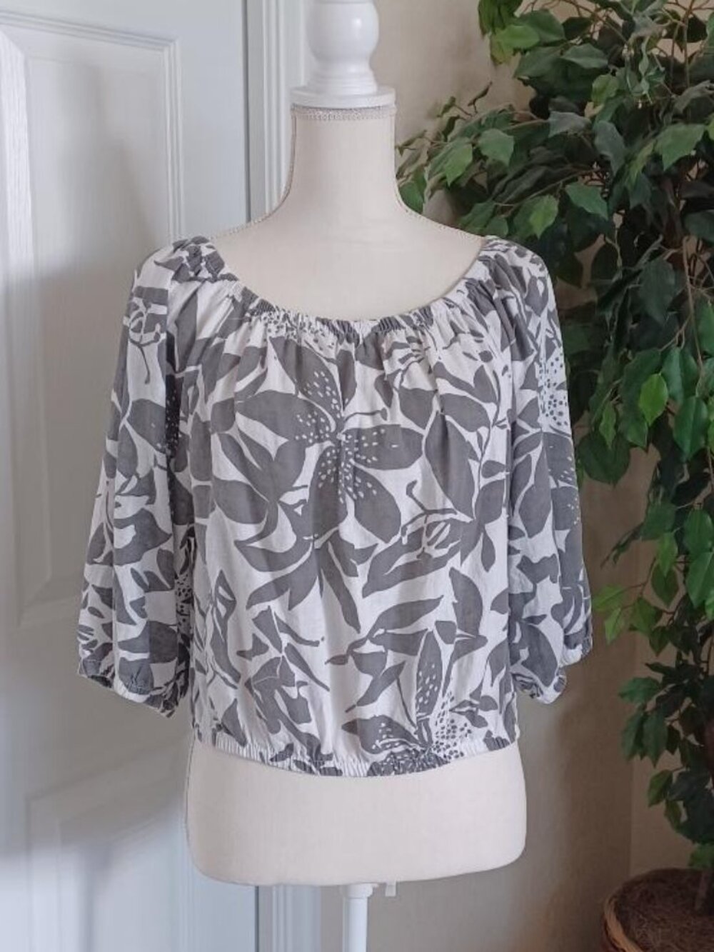 NEW! Bellambra Made in Italy Linen Blend Floral Top Size Medium